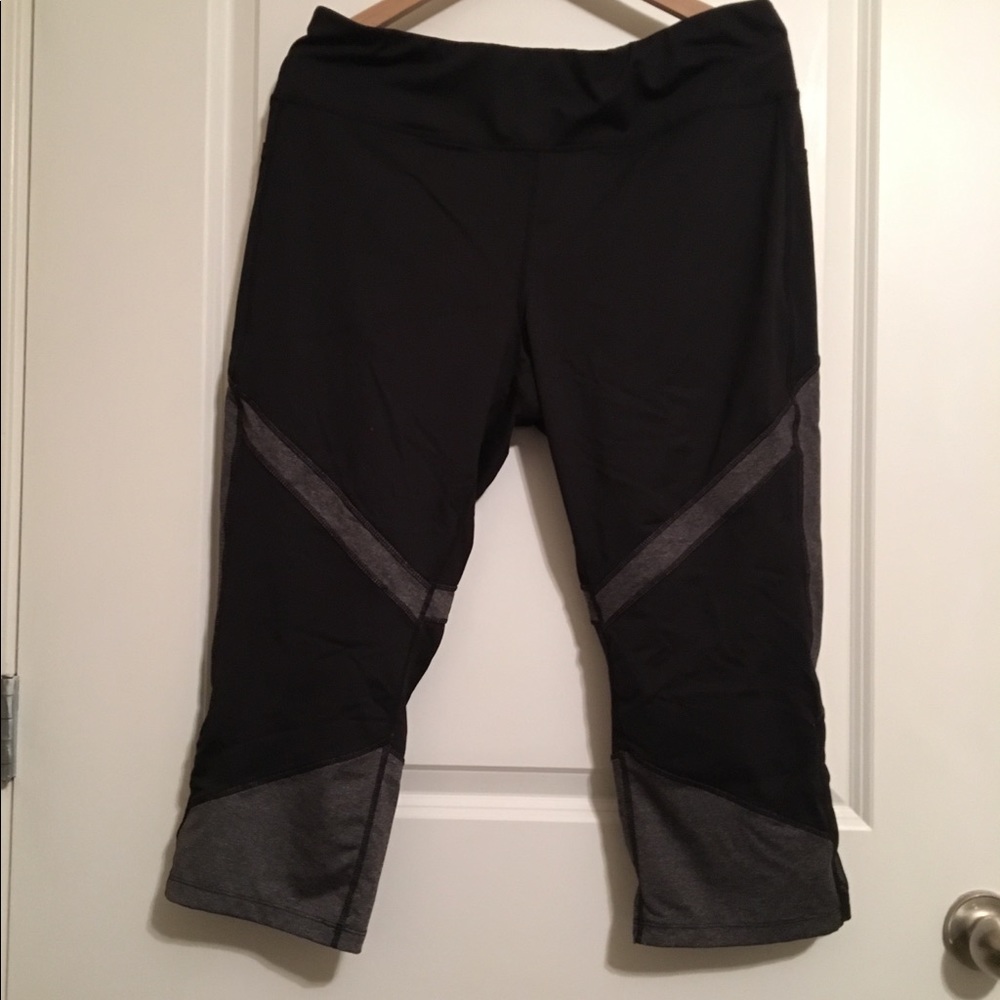 •reposh• black and grey workout capris